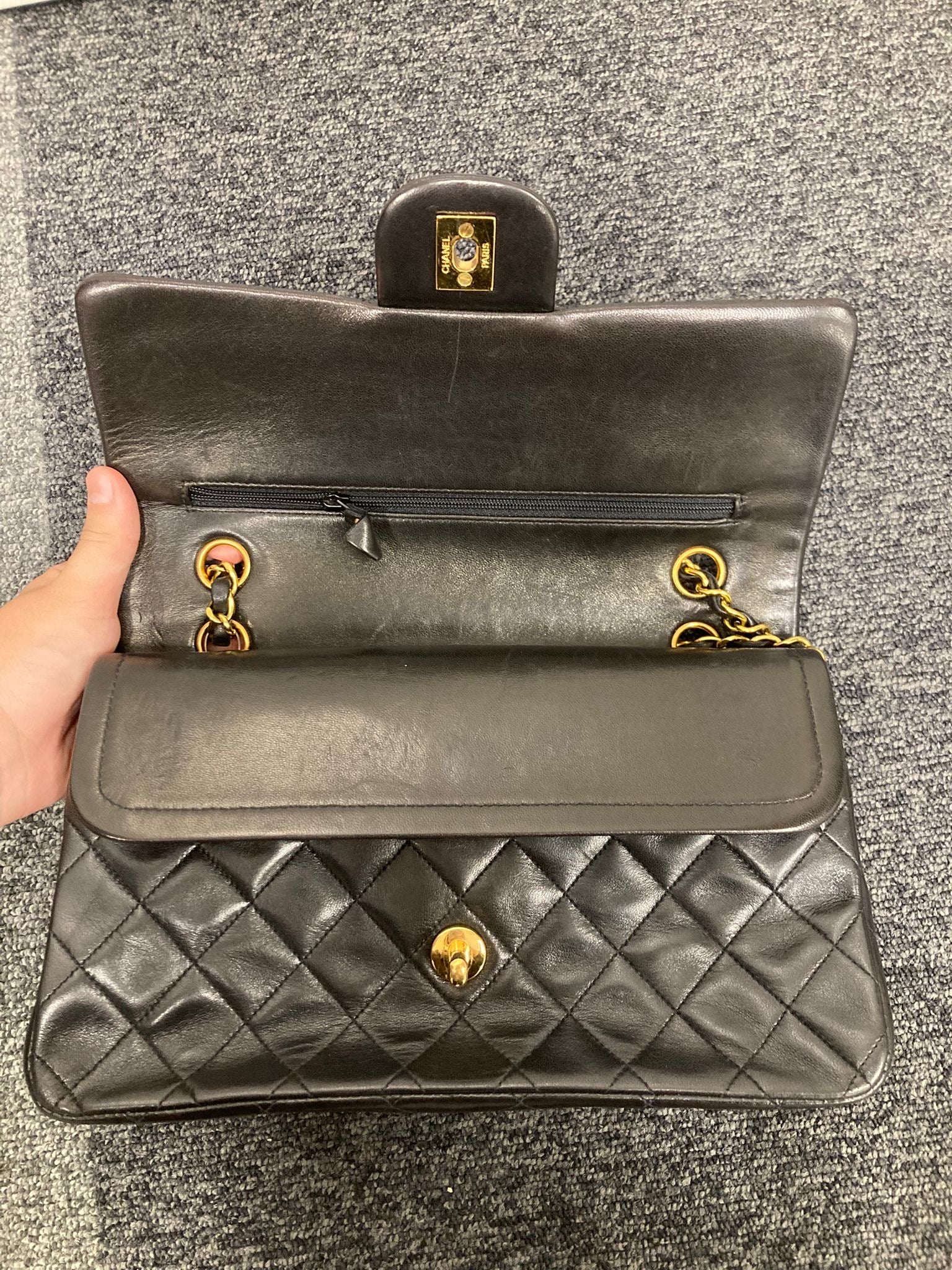 Chanel Timeless doble flap 25 en piel de cordero negra con herrajes dorados
