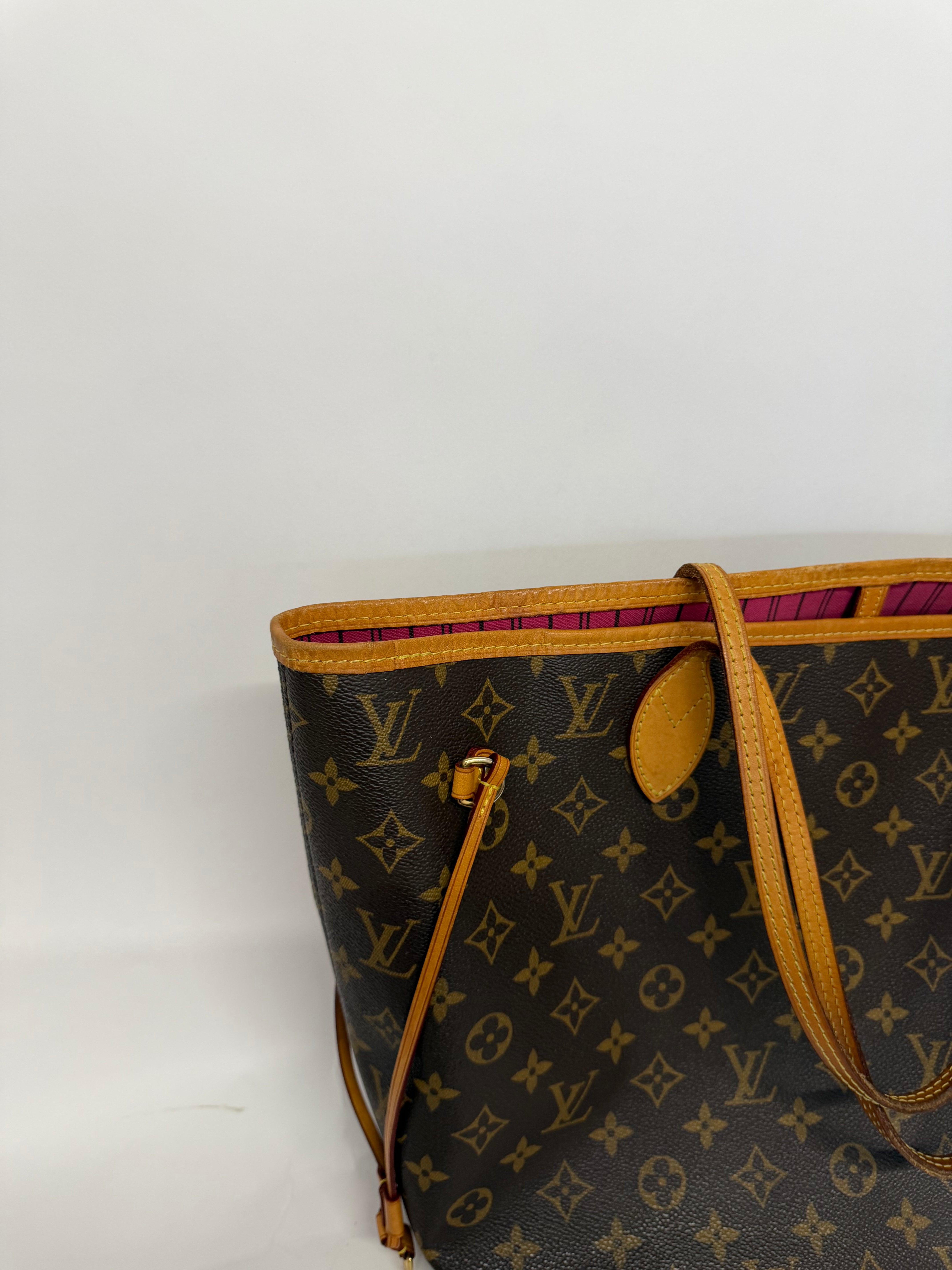 Louis Vuitton Neverfull MM Monogram Interior Fucsia
