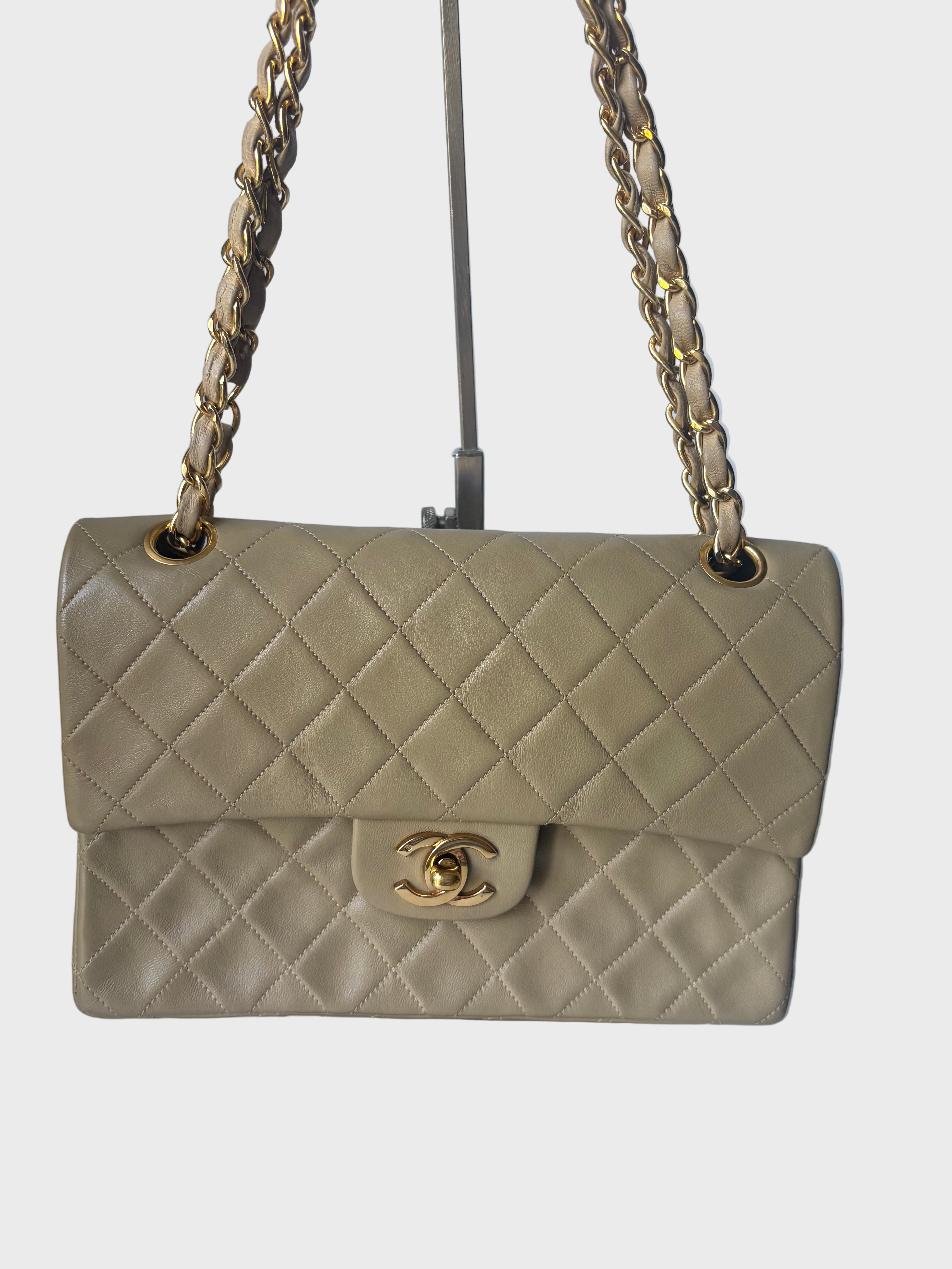 Chanel Timeless Double Flap 22 Beige en piel de cordero