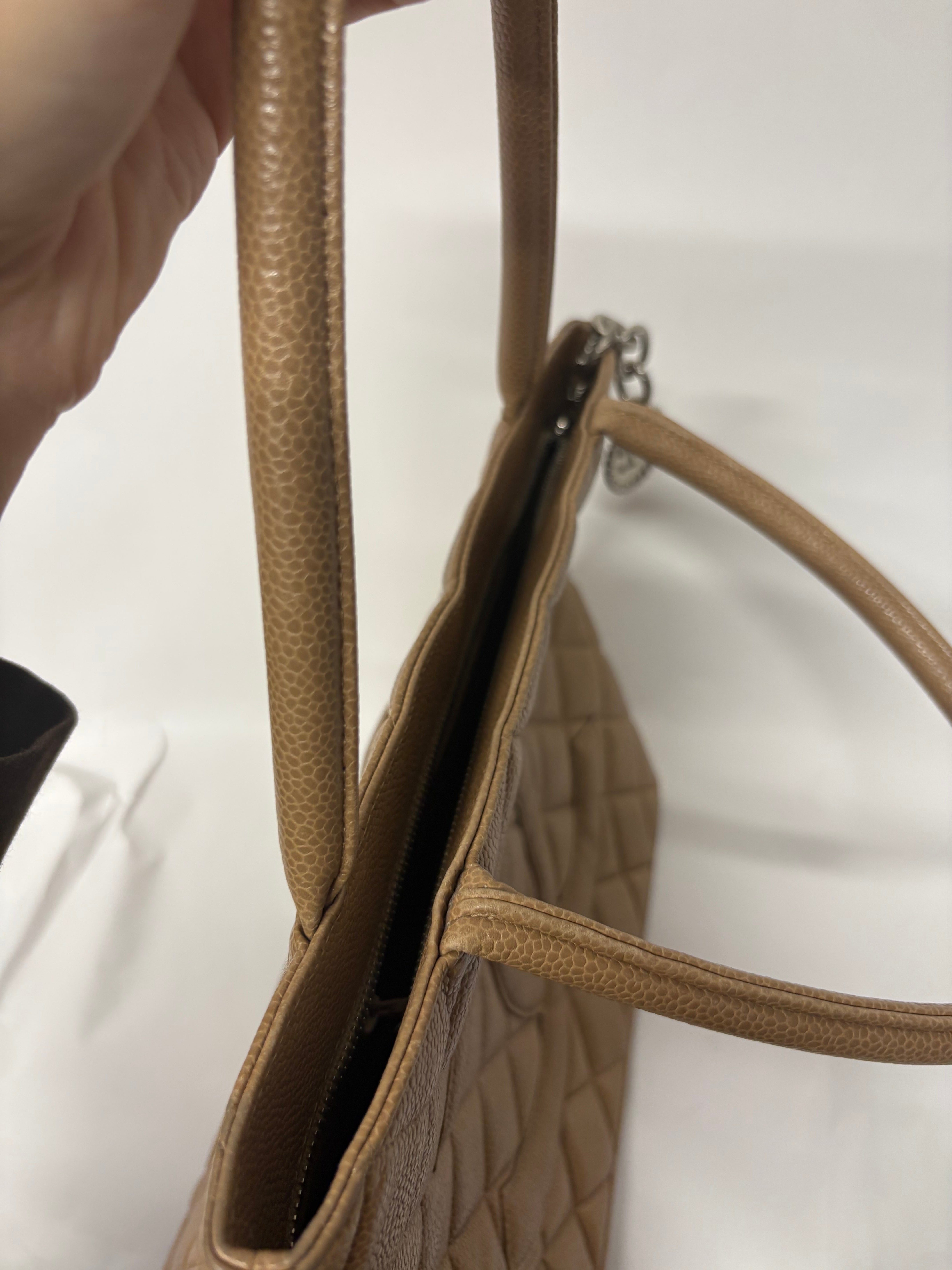 Chanel cambon tote caviar beige mediana