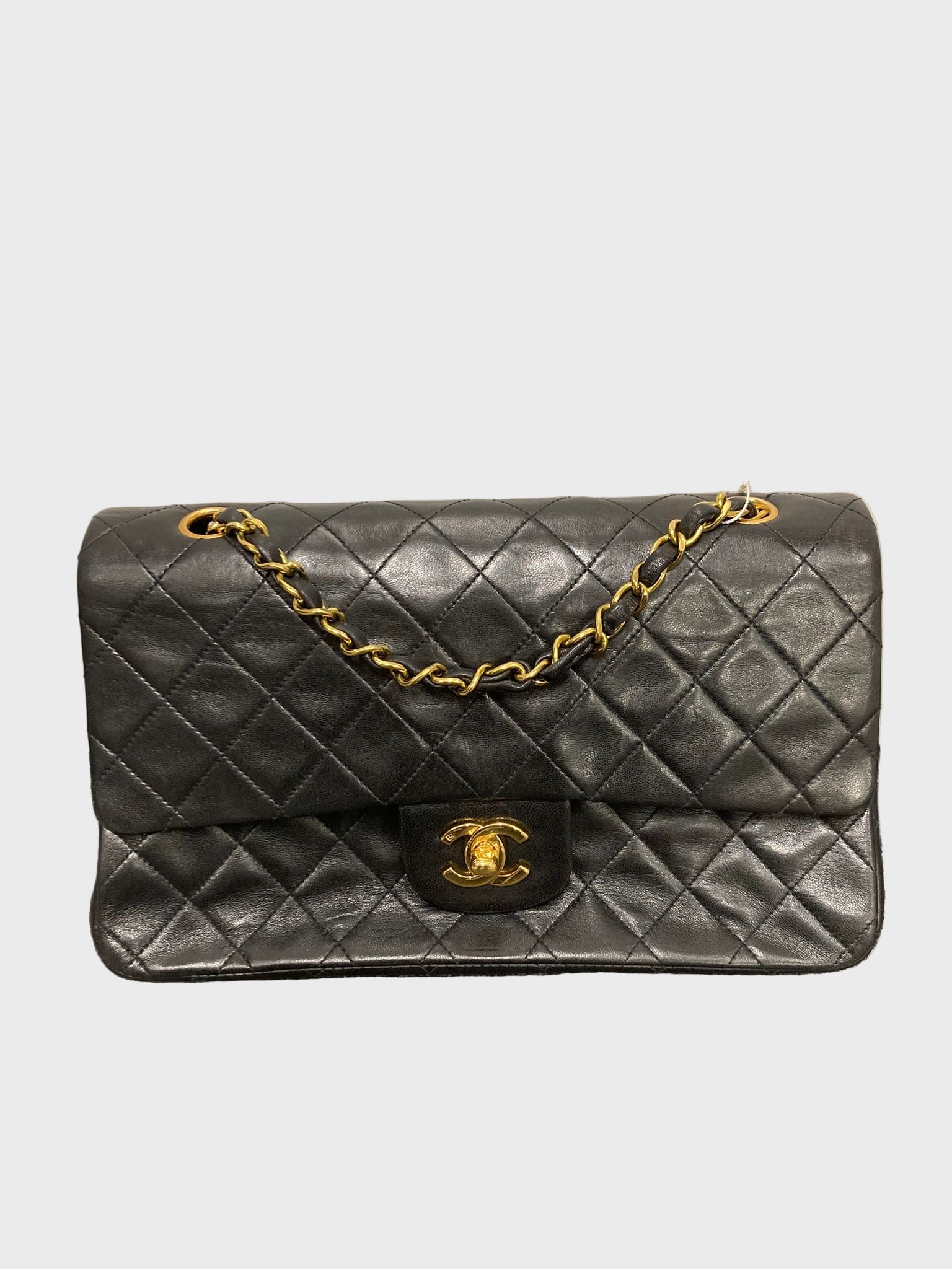 Chanel Timeless doble flap 25 en piel de cordero negra con herrajes dorados