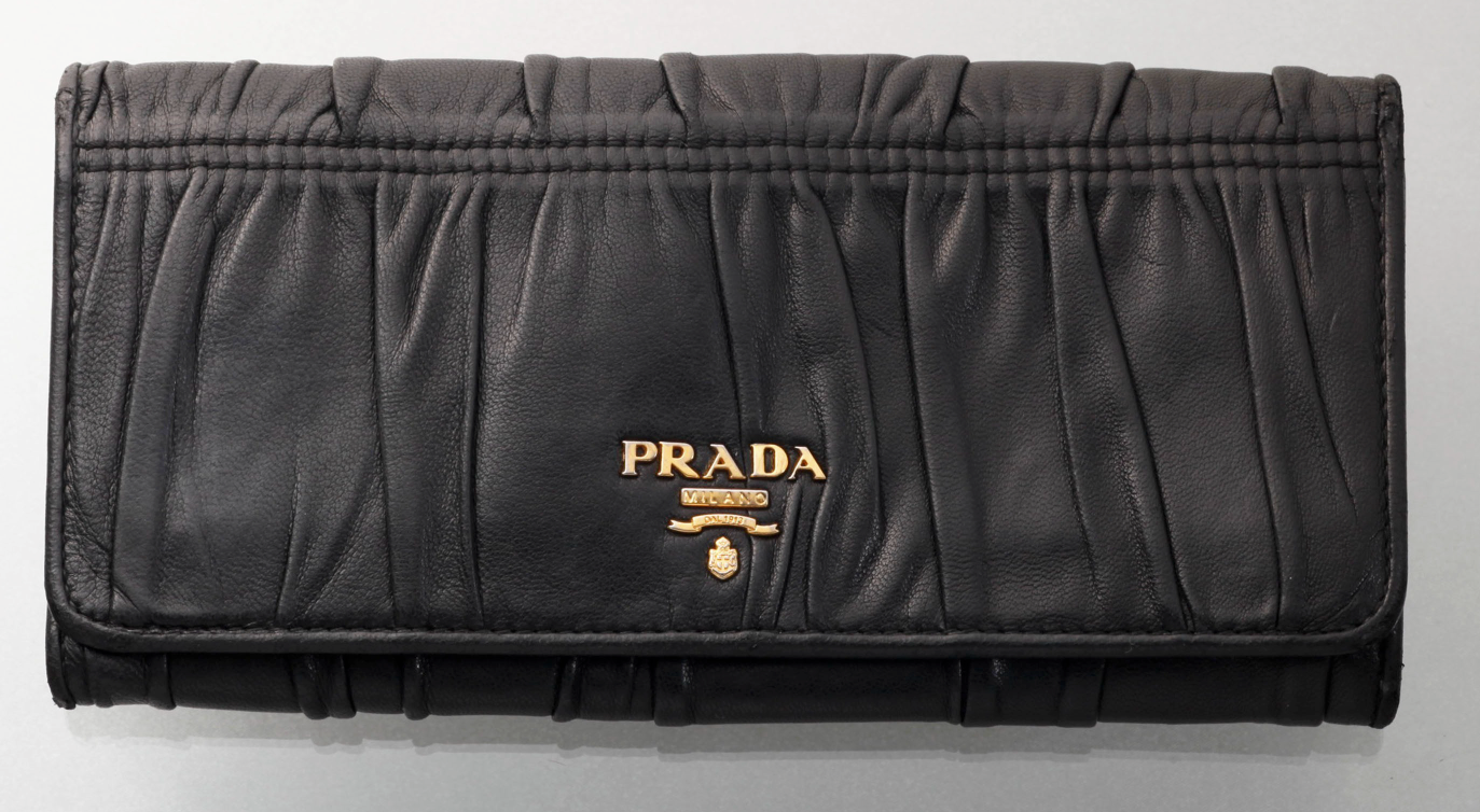 Prada billetera vintage en piel negra