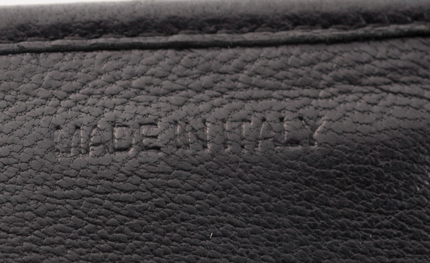 Prada billetera vintage en piel negra