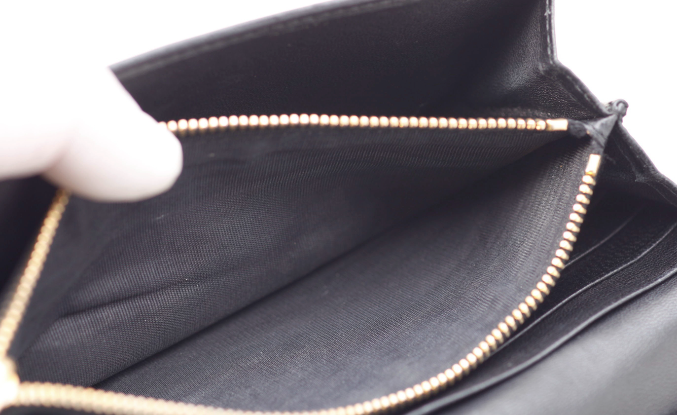 Prada billetera vintage en piel negra