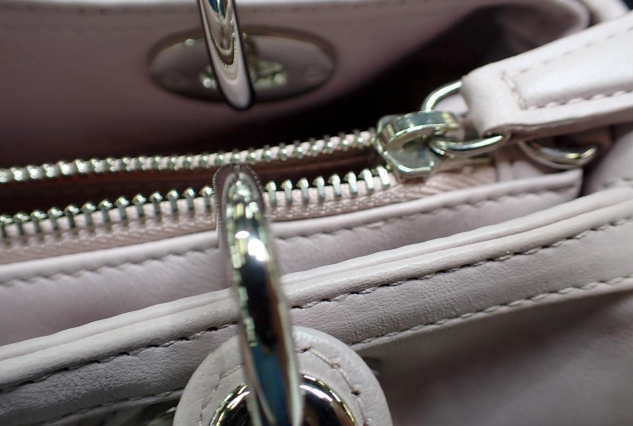 Christian Dior Lady Dior Granville – Rosa Palo con Herrajes Plateados y Bandolera