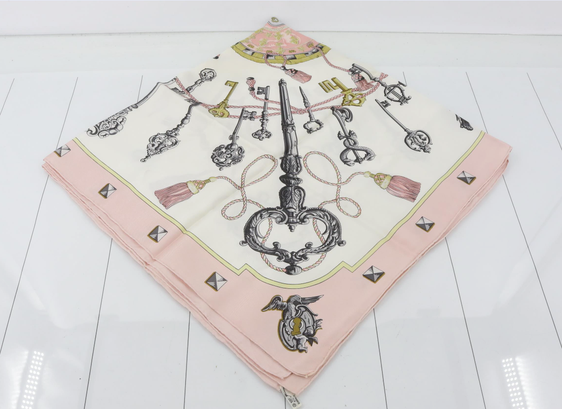 Hermès – Carrè Pañuelo de Seda 88 cm Rosa Claro con Motivo de Llaves en Negro y Dorado