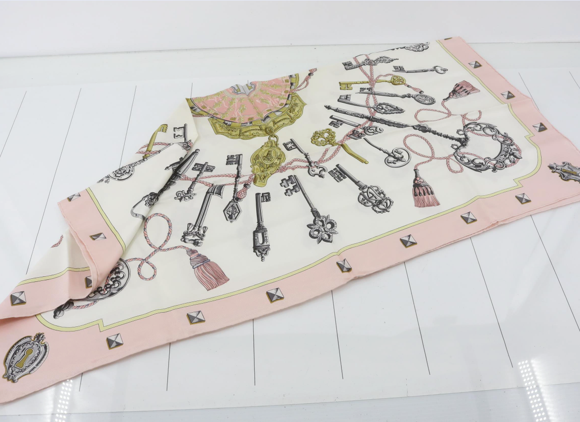 Hermès – Carrè Pañuelo de Seda 88 cm Rosa Claro con Motivo de Llaves en Negro y Dorado