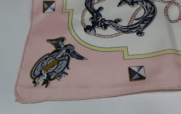 Hermès – Carrè Pañuelo de Seda 88 cm Rosa Claro con Motivo de Llaves en Negro y Dorado