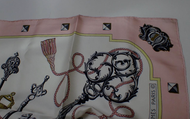 Hermès – Carrè Pañuelo de Seda 88 cm Rosa Claro con Motivo de Llaves en Negro y Dorado