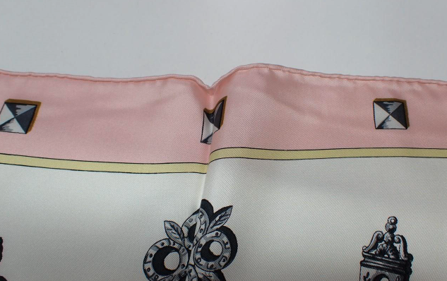 Hermès – Carrè Pañuelo de Seda 88 cm Rosa Claro con Motivo de Llaves en Negro y Dorado