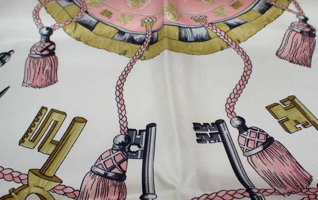 Hermès – Carrè Pañuelo de Seda 88 cm Rosa Claro con Motivo de Llaves en Negro y Dorado