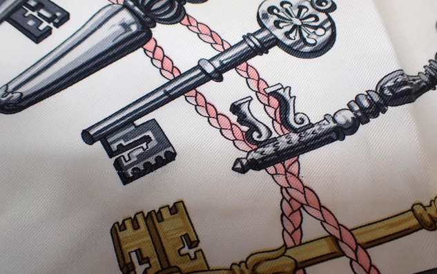 Hermès – Carrè Pañuelo de Seda 88 cm Rosa Claro con Motivo de Llaves en Negro y Dorado