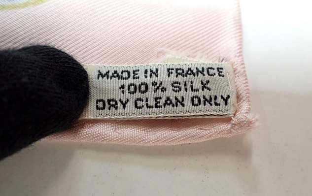 Hermès – Carrè Pañuelo de Seda 88 cm Rosa Claro con Motivo de Llaves en Negro y Dorado