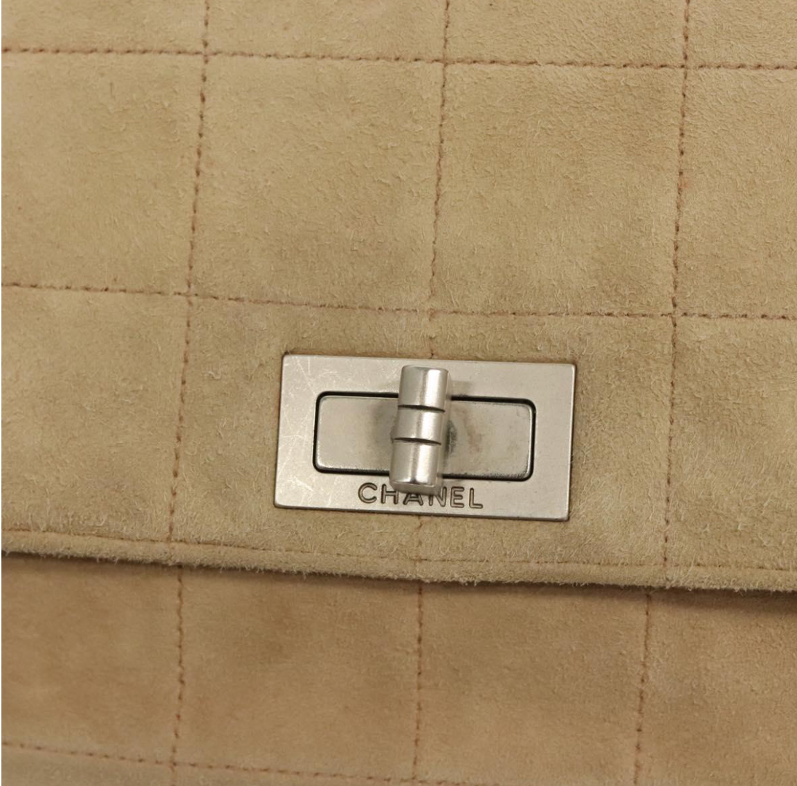 Chanel Chocolate Bar en Ante Beige