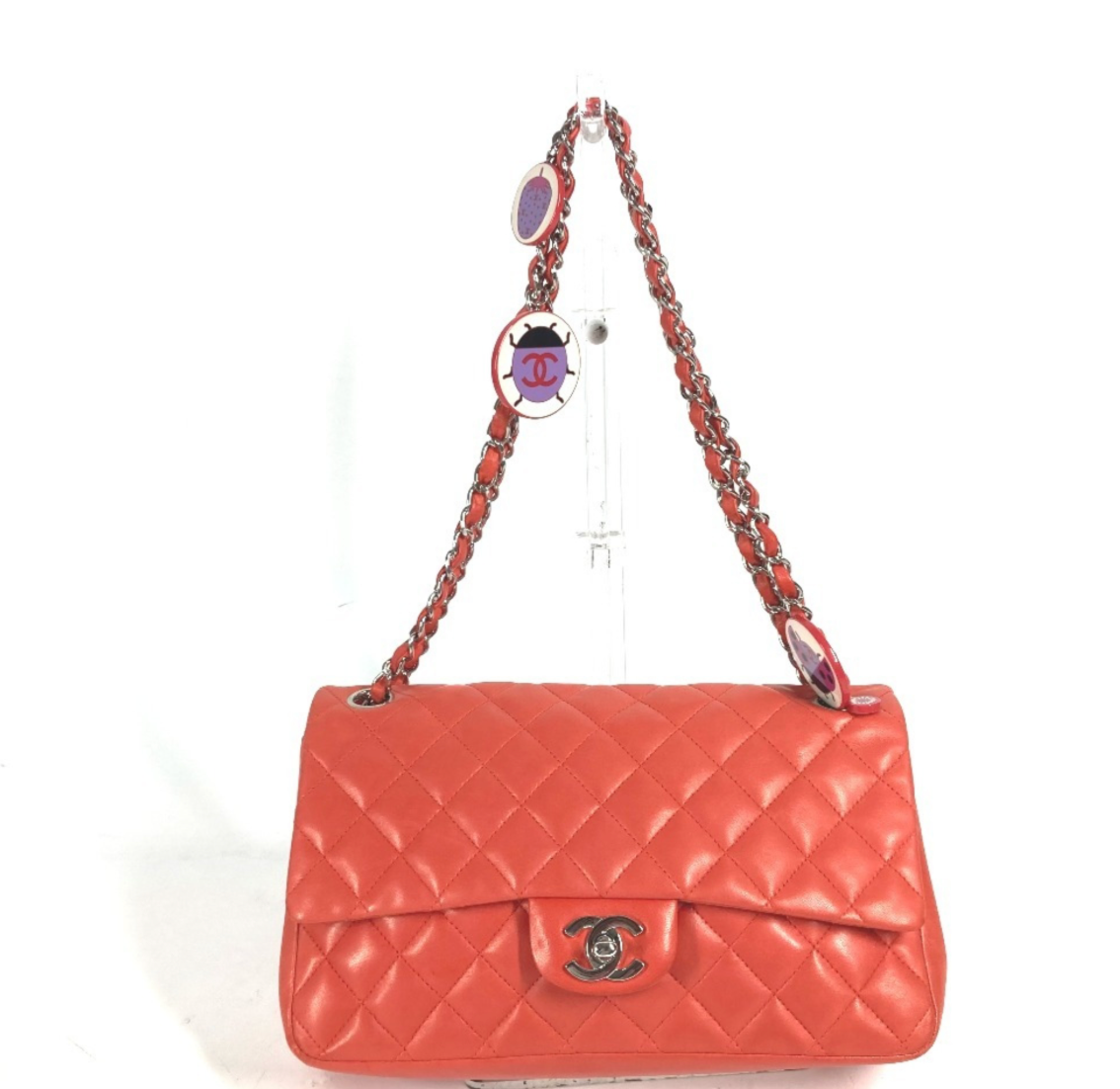Chanel Single Flap Rojo en Cuero con Broche Plateado y Charms Exclusivos