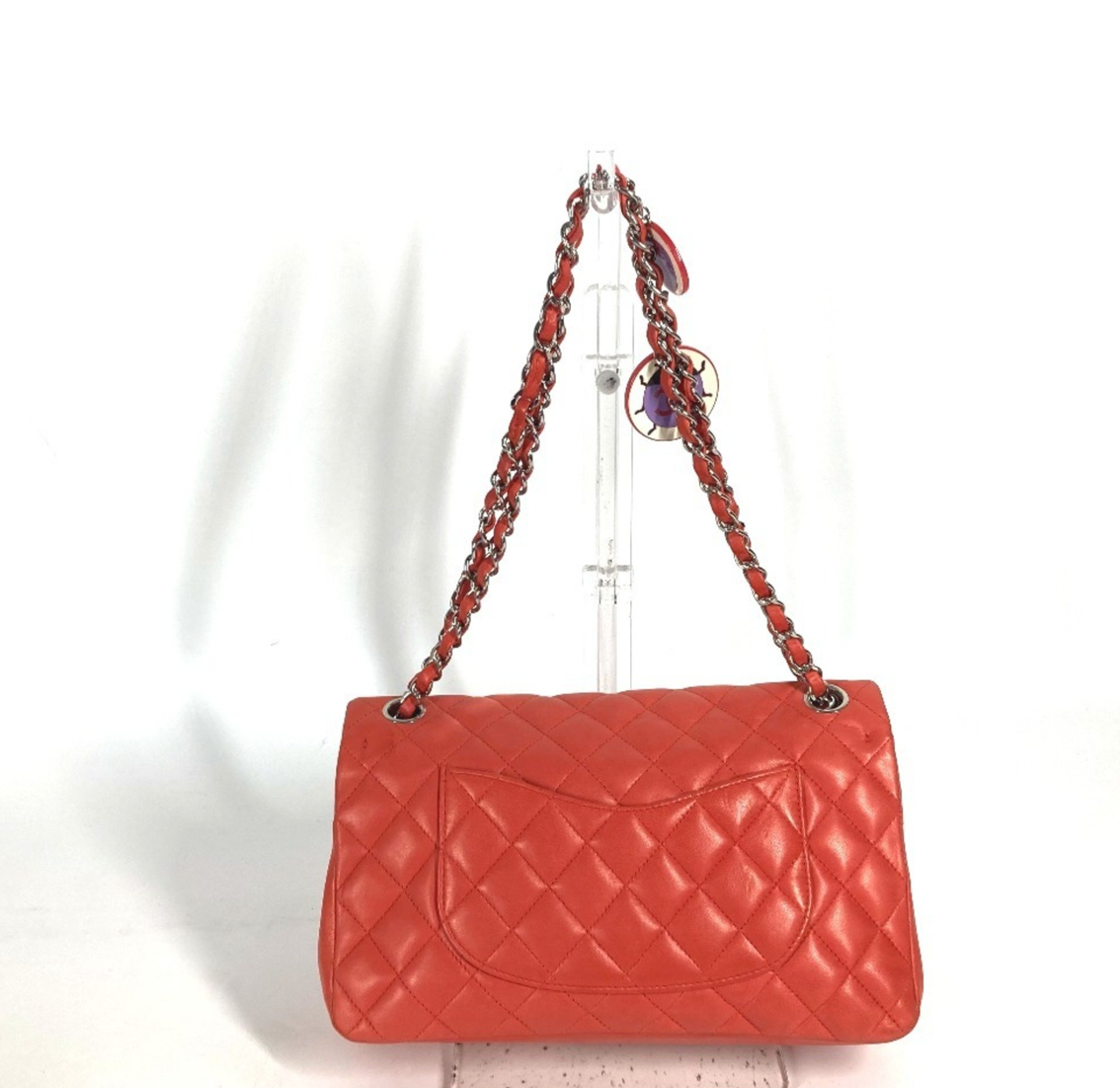 Chanel Single Flap Rojo en Cuero con Broche Plateado y Charms Exclusivos