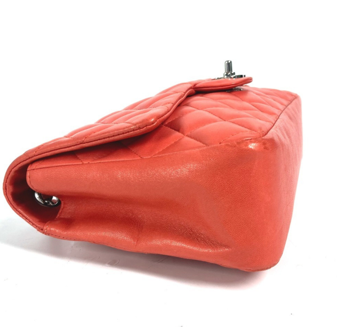 Chanel Single Flap Rojo en Cuero con Broche Plateado y Charms Exclusivos
