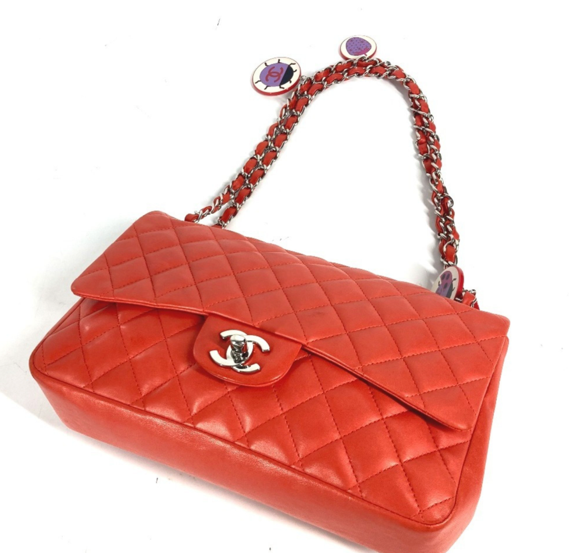 Chanel Single Flap Rojo en Cuero con Broche Plateado y Charms Exclusivos