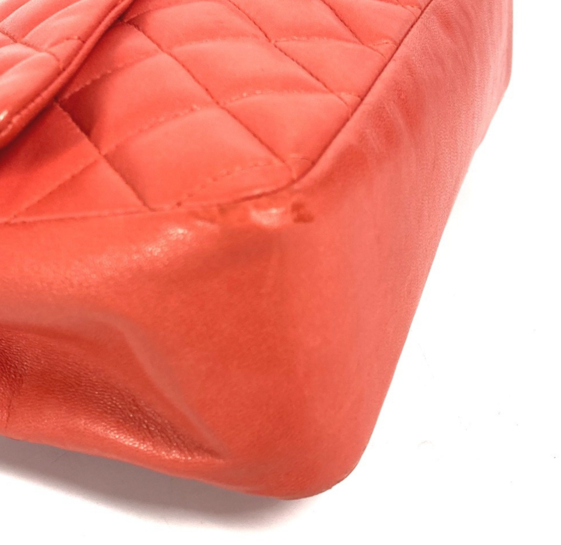 Chanel Single Flap Rojo en Cuero con Broche Plateado y Charms Exclusivos