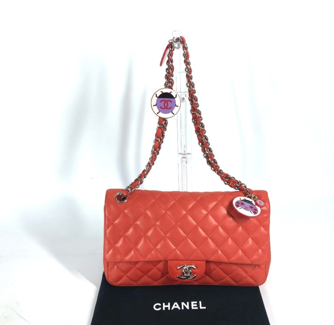 Chanel Single Flap Rojo en Cuero con Broche Plateado y Charms Exclusivos