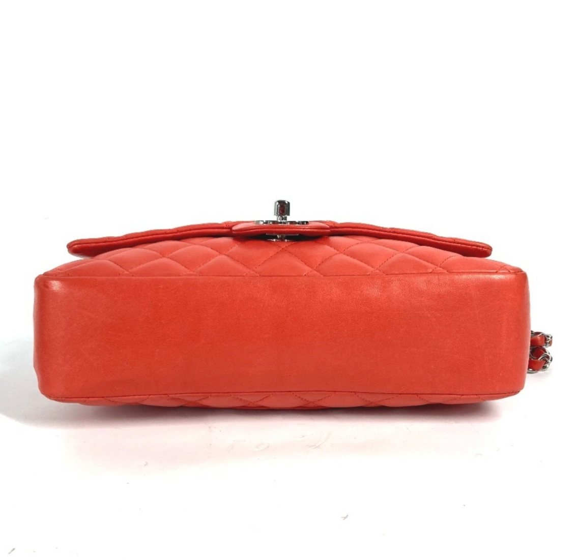 Chanel Single Flap Rojo en Cuero con Broche Plateado y Charms Exclusivos