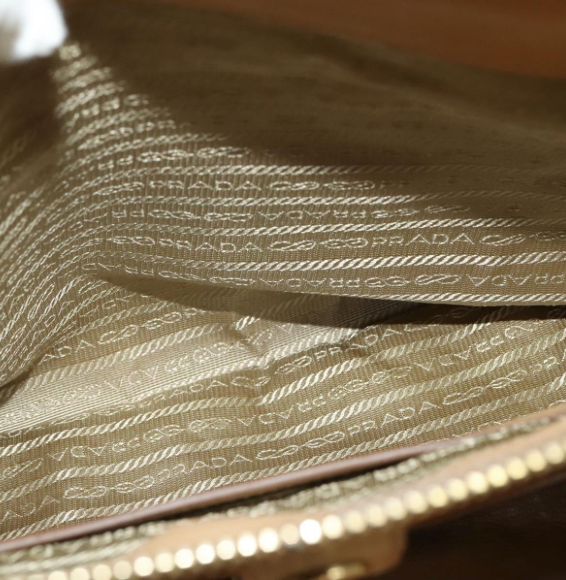 Prada tote bag en piel beige con bandolera