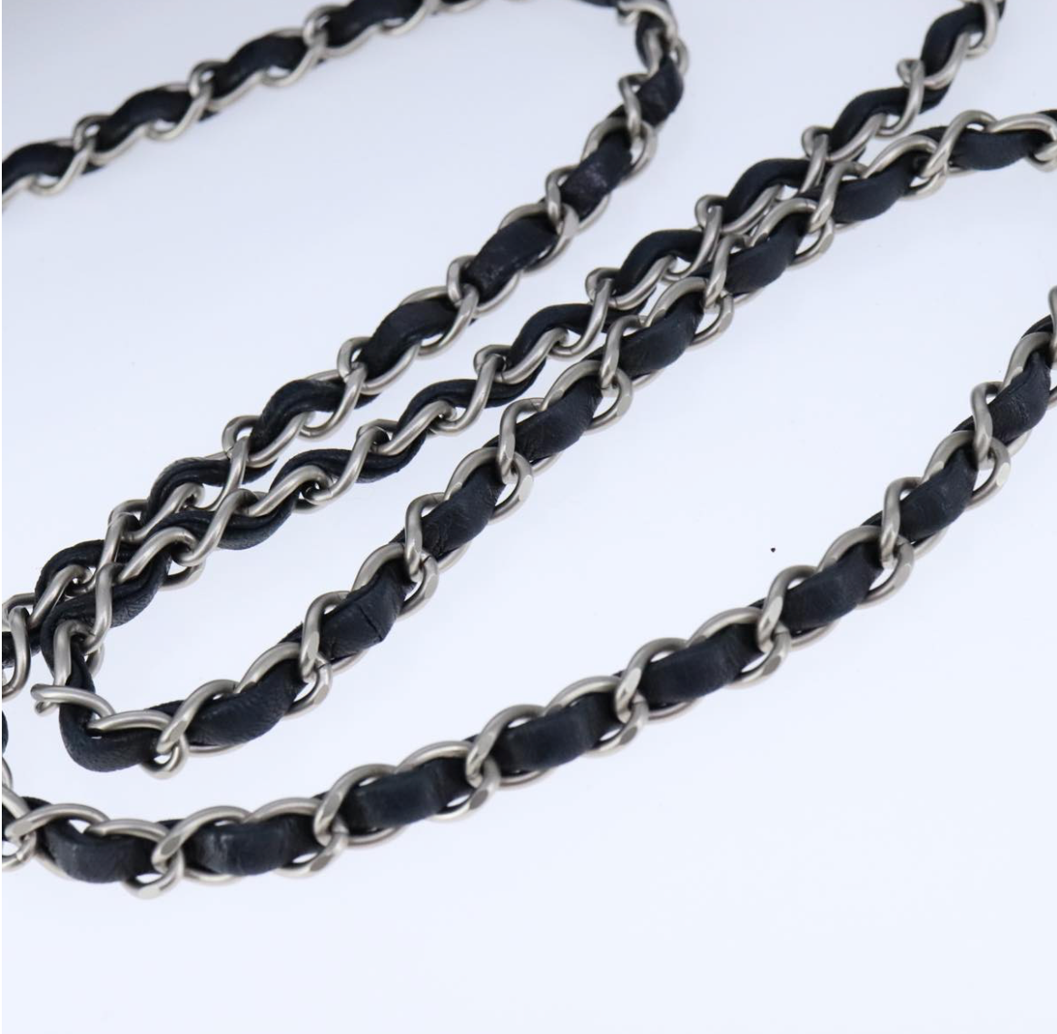 Chanel Chocolate Bar en piel negra