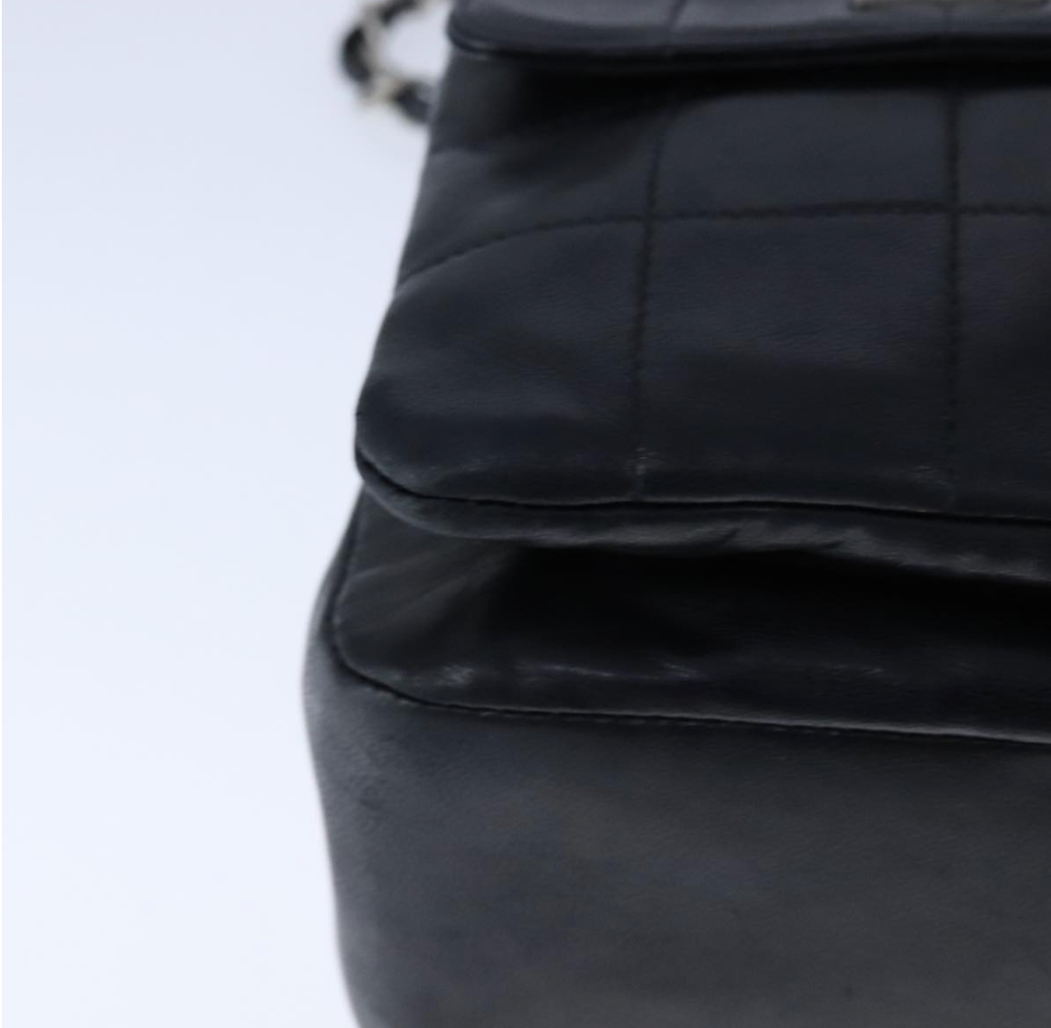 Chanel Chocolate Bar en piel negra