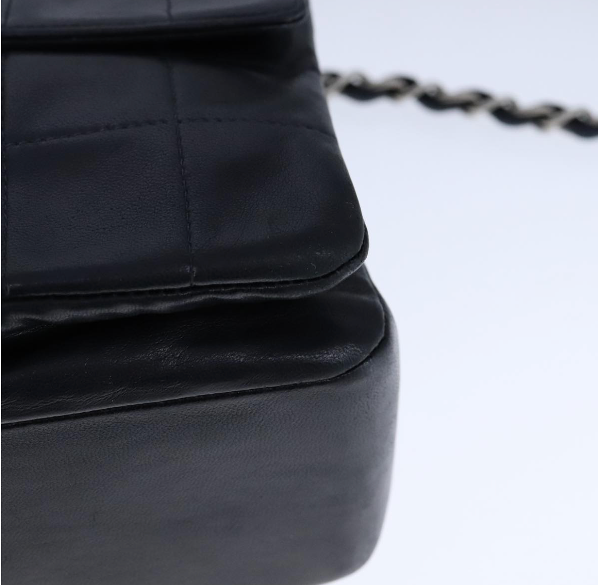 Chanel Chocolate Bar en piel negra