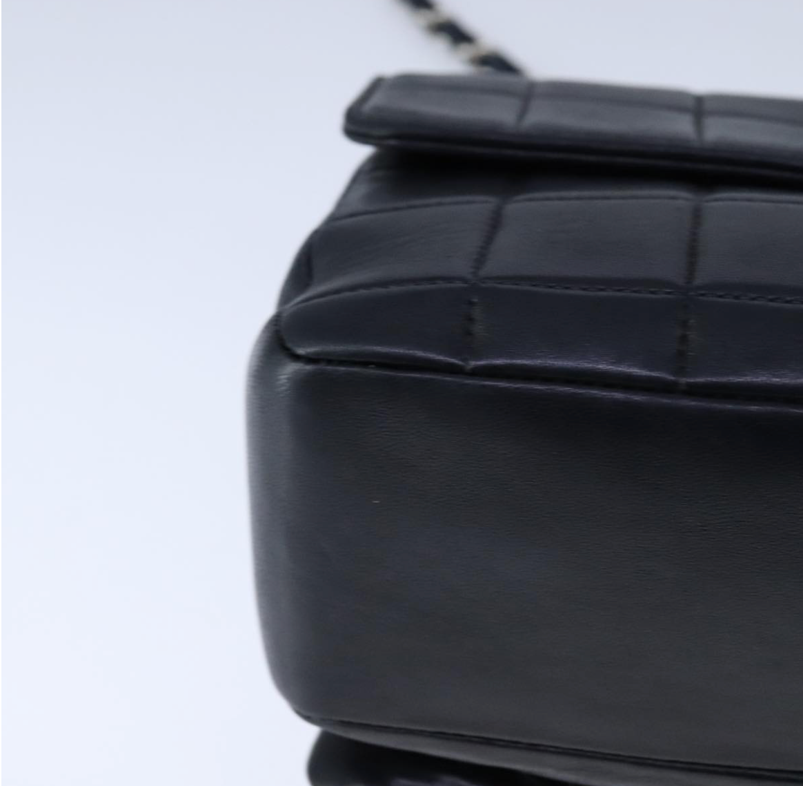 Chanel Chocolate Bar en piel negra