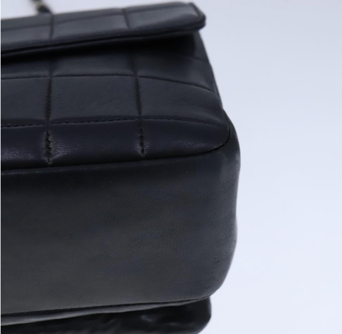 Chanel Chocolate Bar en piel negra