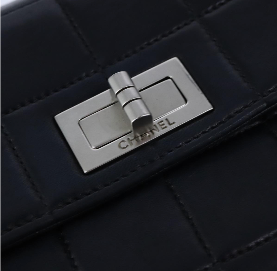 Chanel Chocolate Bar en piel negra