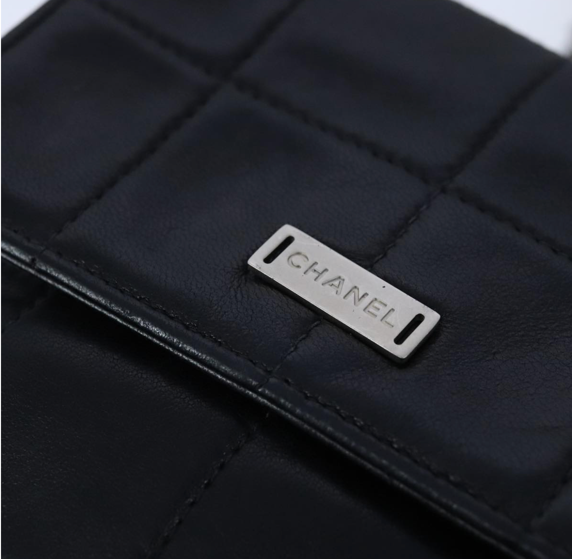 Chanel Chocolate Bar en piel negra