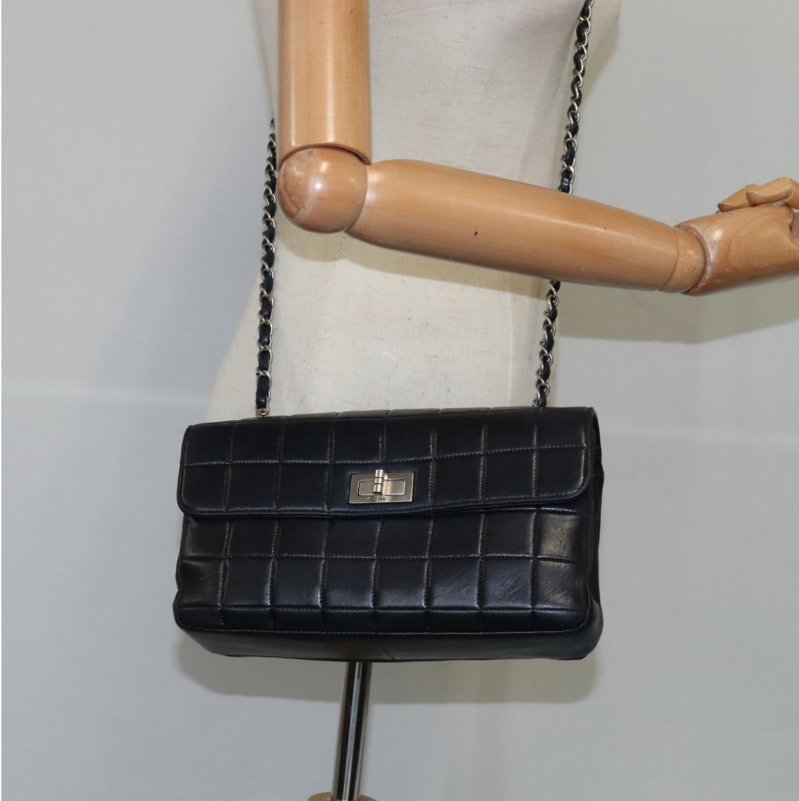 Chanel Chocolate Bar en piel negra