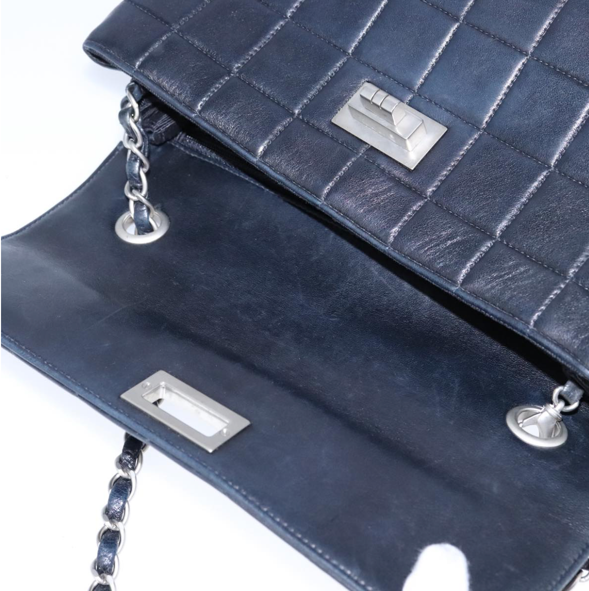 Chanel Chocolate Bar en piel negra