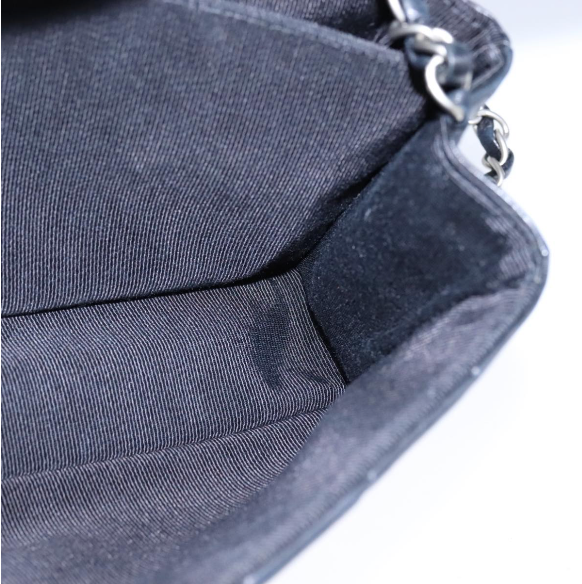 Chanel Chocolate Bar en piel negra