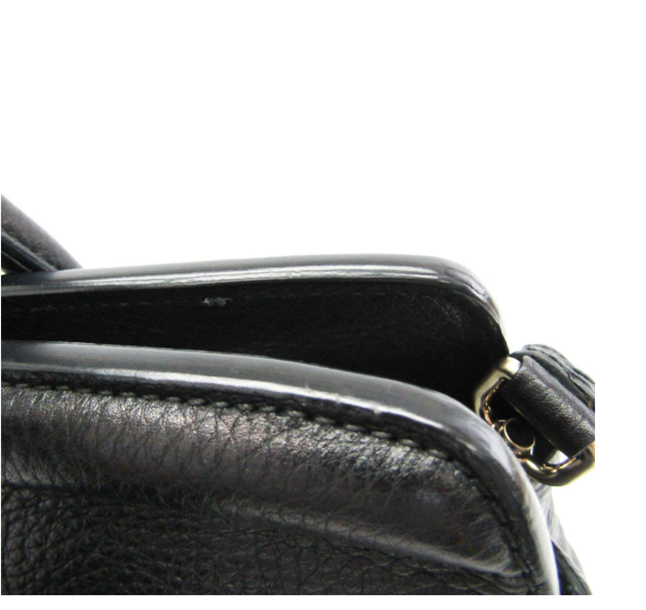 Prada Saffiano en piel negra con bandolera