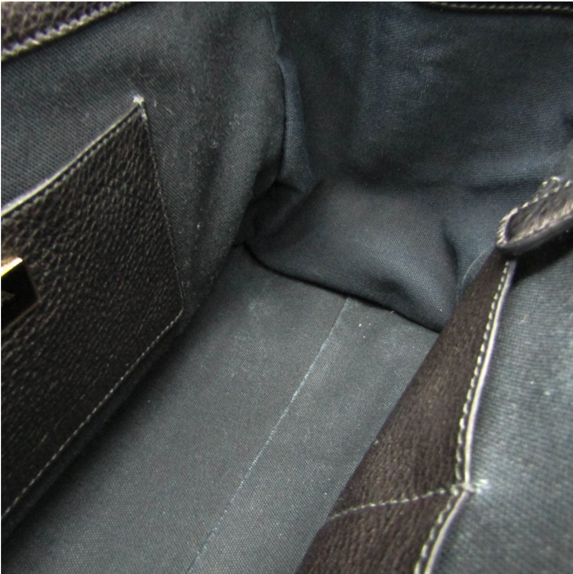Prada Saffiano en piel negra con bandolera