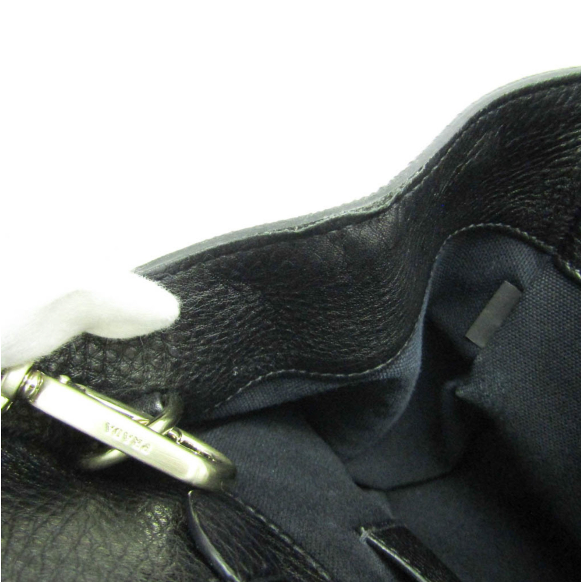 Prada Saffiano en piel negra con bandolera