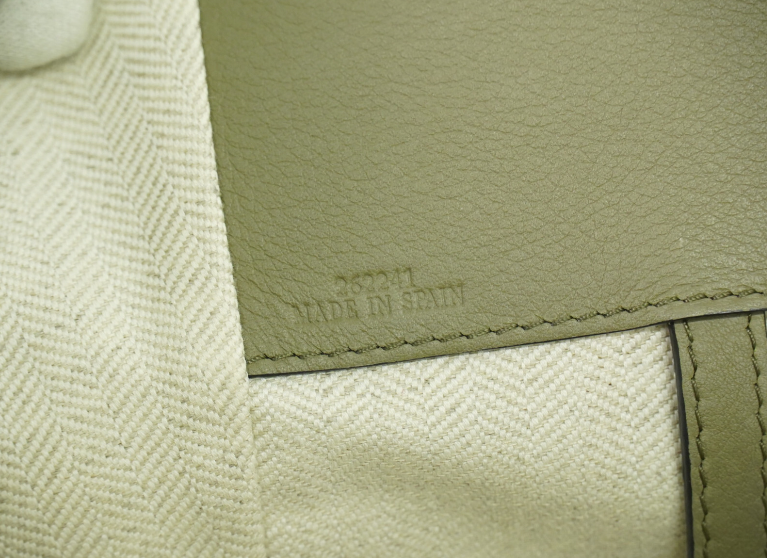 Loewe Hammock Mediano – Tricolor en tonos caqui