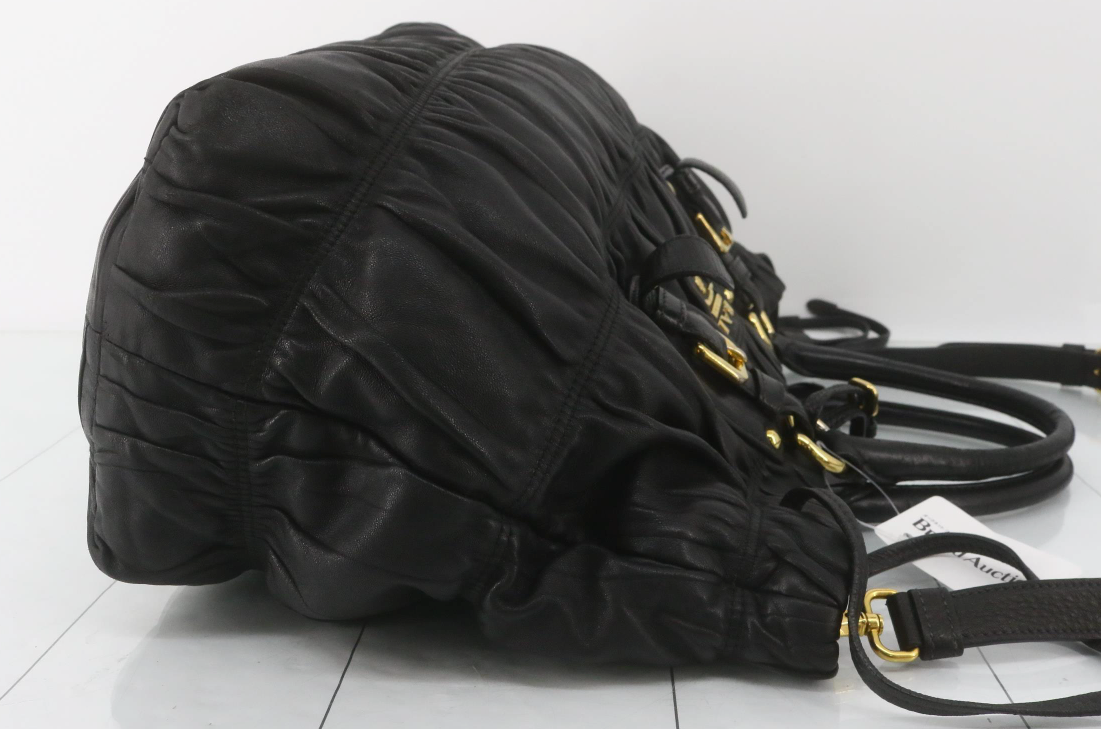 Prada Tote Fruncido Negro con Bandolera