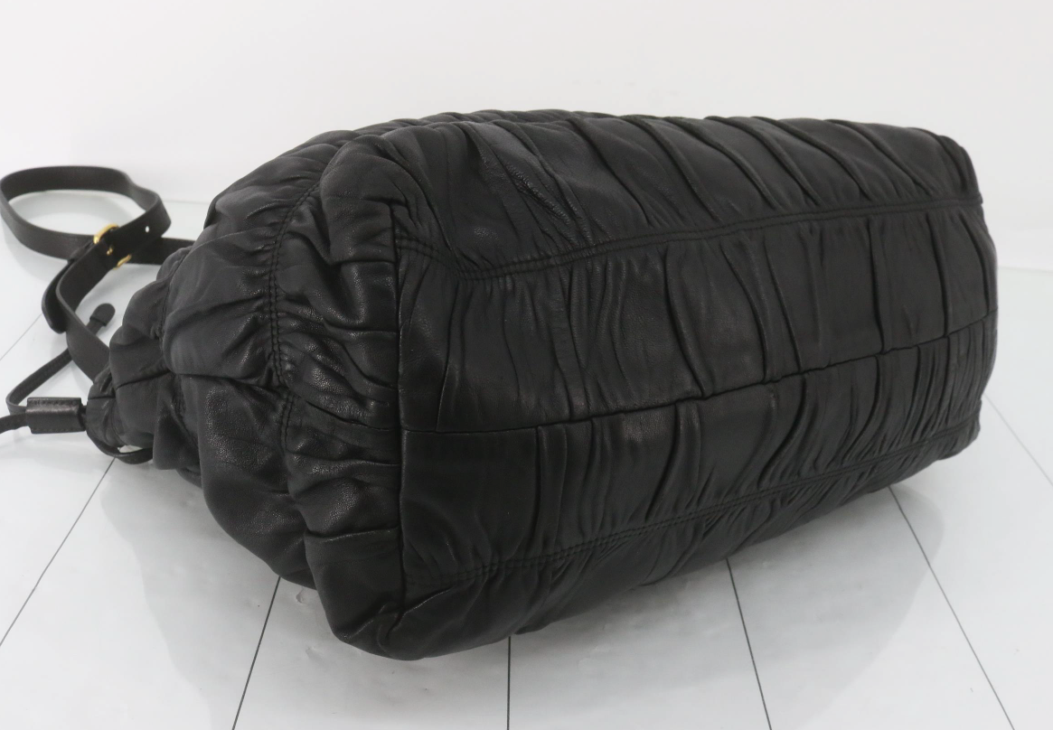 Prada Tote Fruncido Negro con Bandolera