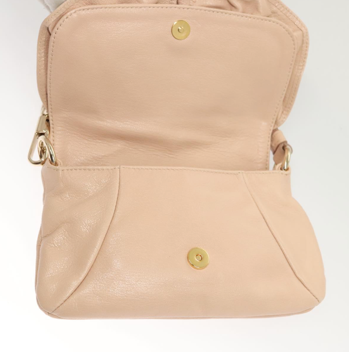 Clutch Yves Saint Laurent beige rosado en piel