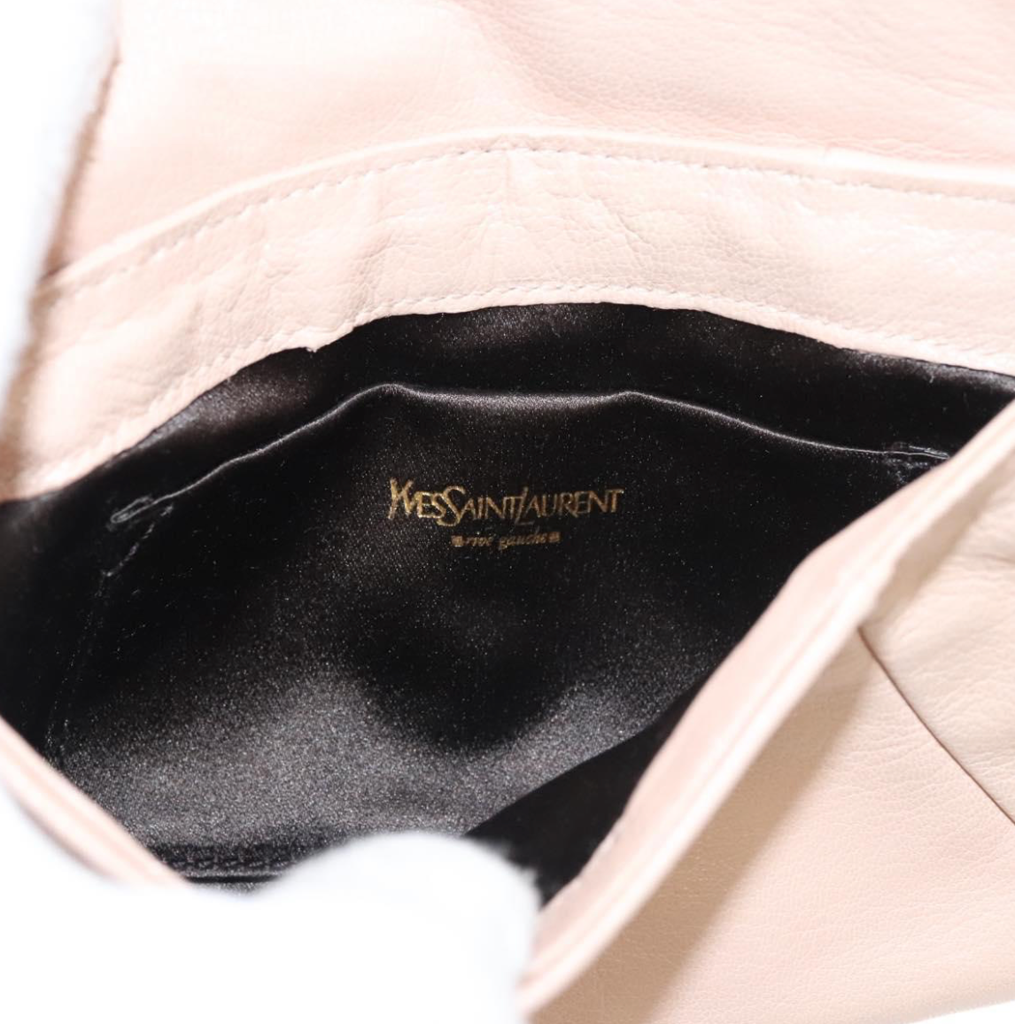 Clutch Yves Saint Laurent beige rosado en piel