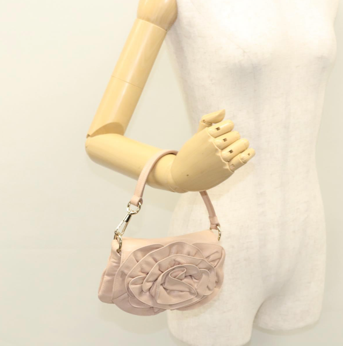 Clutch Yves Saint Laurent beige rosado en piel