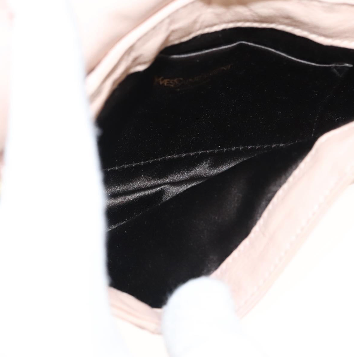 Clutch Yves Saint Laurent beige rosado en piel