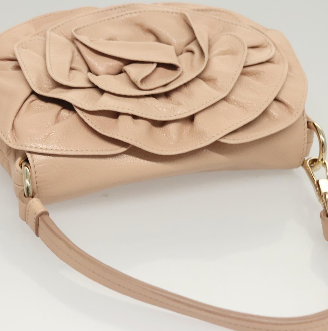 Clutch Yves Saint Laurent beige rosado en piel