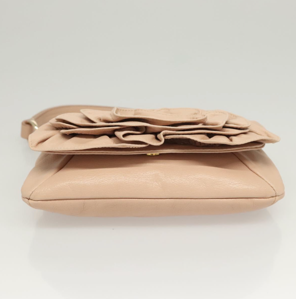 Clutch Yves Saint Laurent beige rosado en piel