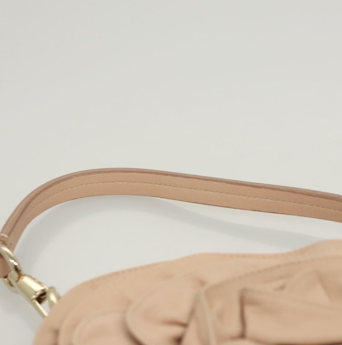 Clutch Yves Saint Laurent beige rosado en piel