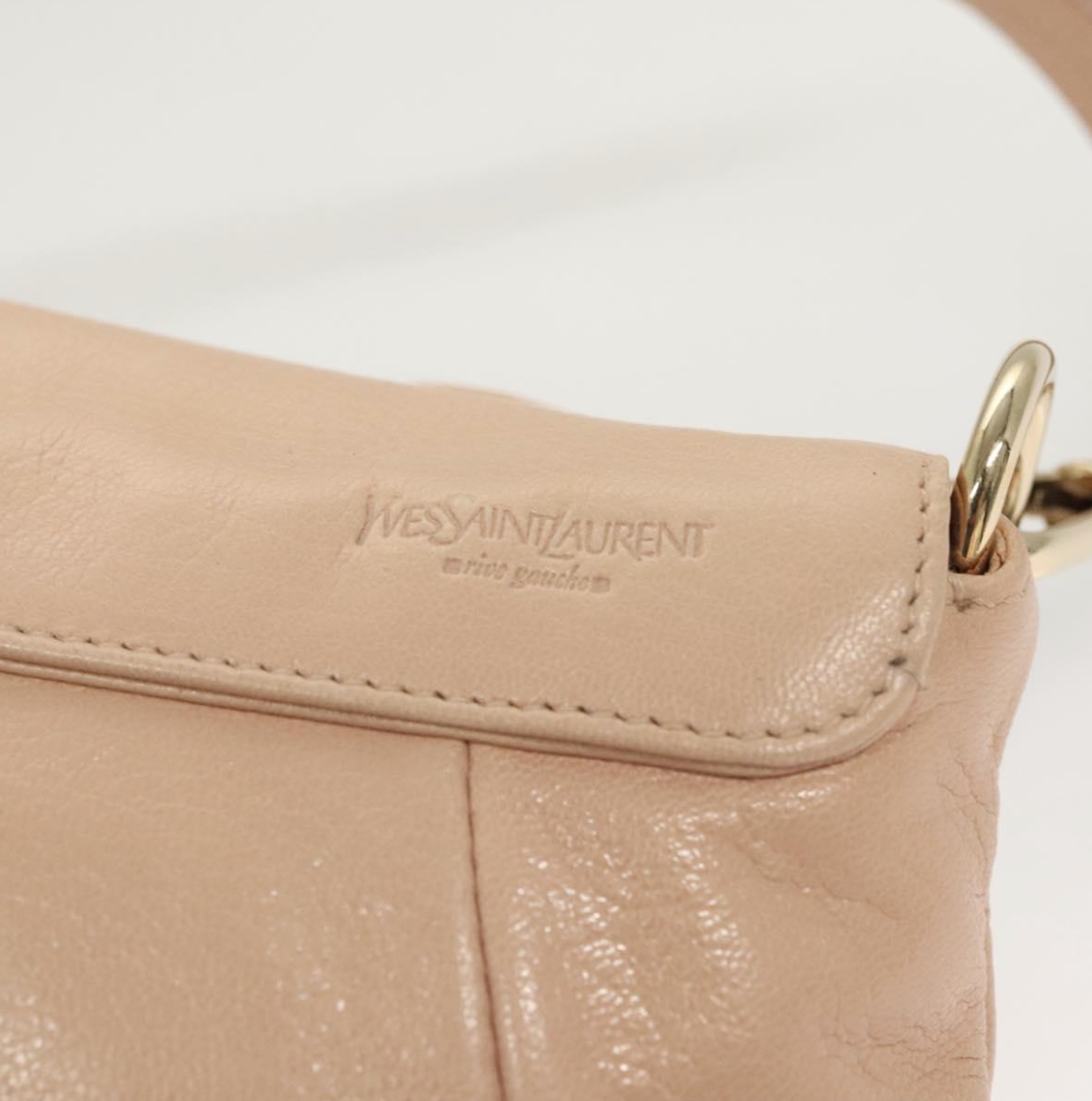 Clutch Yves Saint Laurent beige rosado en piel